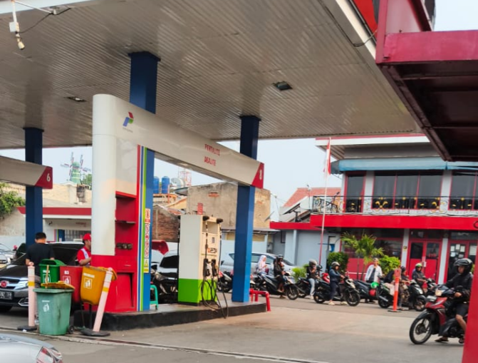 Tragedi Kelapa Dua: Motor Jatuh di Samping SPBU Picu Kebakaran Hebat di Jalan Panjang